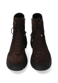 Bruine suède enkellaarsjes met een hoge schacht, veterontwerp, contrasterende stiknaden en stevige zwarte rubberen zolen. Ritssluiting aan de zijkanten.