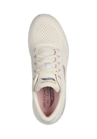 Sneakers Skechers Arch Fit con una toma superiore in mesh beige chiaro, punta rotonda, lacci e interni texturizzati che presentano una soletta e un logo color bordeaux.