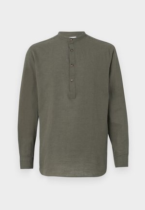 Chemise longue en lin vert à manches longues avec col montant, patte de boutonnage à cinq boutons et ourlet droit. Texture légère et design décontracté.