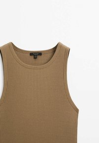 Débardeur côtelé beige avec un col rond et de larges emmanchures, présentant une texture lisse et un détail de couture subtil.