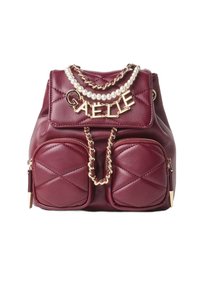 Piccola borsa zaino in pelle bordeaux trapuntata con due tasche frontali, dettagli in catena dorata, collana di perle e charm in lettera "GAELLE".