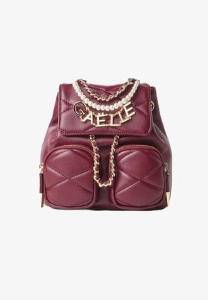 Piccola borsa zaino in pelle bordeaux trapuntata con due tasche frontali, dettagli in catena dorata, collana di perle e charm in lettera "GAELLE".