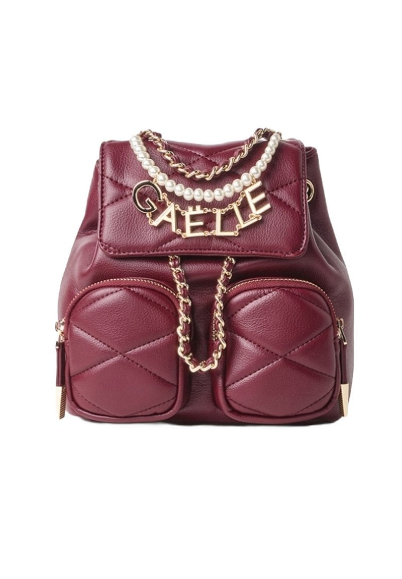 Piccola borsa zaino in pelle bordeaux trapuntata con due tasche frontali, dettagli in catena dorata, collana di perle e charm in lettera "GAELLE".