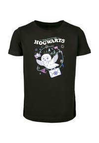Sort bomulds T-shirt med et farverigt design af en ugle, breve, bøger og et slot, med teksten "Venter på mit brev fra Hogwarts."