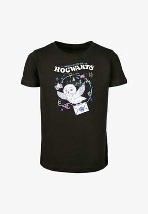 Sort bomulds T-shirt med et farverigt design af en ugle, breve, bøger og et slot, med teksten "Venter på mit brev fra Hogwarts."