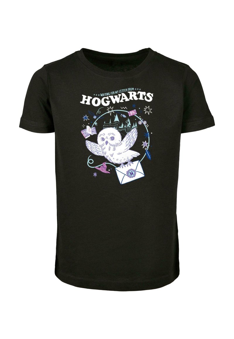 Sort bomulds T-shirt med et farverigt design af en ugle, breve, bøger og et slot, med teksten "Venter på mit brev fra Hogwarts."
