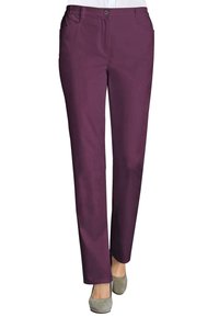 Pantalon droit violet avec une texture lisse, deux poches avant et une fermeture à bouton. Porté avec des chaussures gris clair.