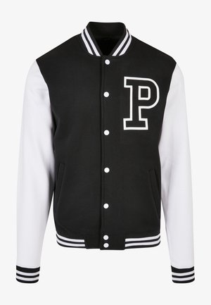 Czarno-biała kurtka varsity z białymi zatrzaskami, czarnymi kieszeniami, paskowym kołnierzem i mankietami oraz dużą konturową literą "P" na piersi.