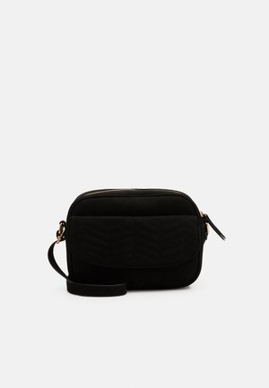 Sac en cuir suédé noir en bandoulière avec un motif à chevrons matelassé, de forme rectangulaire, avec des accessoires en or et une seule sangle réglable.