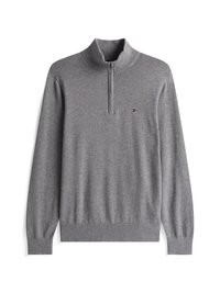 Grauer Strick-Zipfelpullover mit hohem Kragen, langen Ärmeln, gerippten Bündchen und Saum, mit einem kleinen Logo auf der linken Brust.
