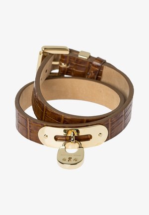 Brązowy skórzany pasek zapinany na złotą sprzączkę z zawieszką w kształcie kłódki z wygrawerowanym napisem "Michael Kors."