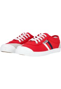 Baskets en toile de couleur rouge vif avec des lacets blancs, semelle en caoutchouc et rayures contrastantes bleu marine. Présente un bout arrondi et une semelle texturée.