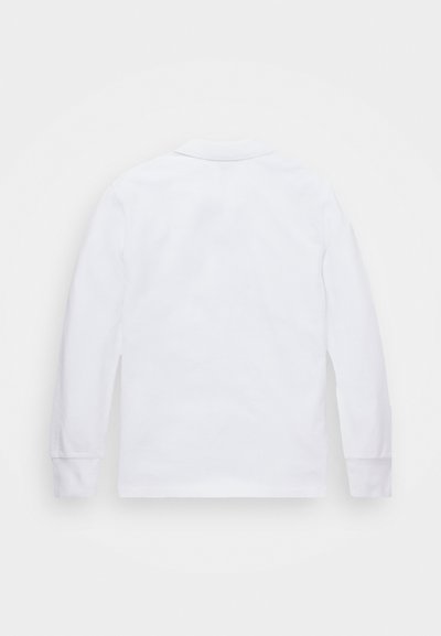 Camisa polo blanca de manga larga hecha de algodón, con cuello y puños acanalados, de tela suave y texturizada. Se muestra vista trasera.