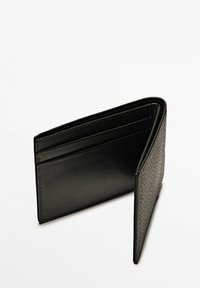 Portafoglio in pelle nera con finitura testurizzata, dotato di più scomparti per carte e design bifold. Interno liscio con cuciture a contrasto.