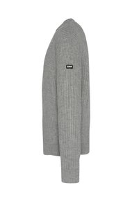 Szary dziergany sweter o prążkowanej fakturze, z długimi rękawami i okrągłym dekoltem. Na lewym ramieniu znajduje się naszywka z logo marki.