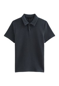 Polo de manga corta en gris oscuro con tejido texturizado, tapeta de dos botones y cuello clásico, colocado sobre fondo blanco.