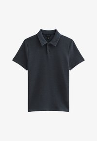 Polo de manga corta en gris oscuro con tejido texturizado, tapeta de dos botones y cuello clásico, colocado sobre fondo blanco.