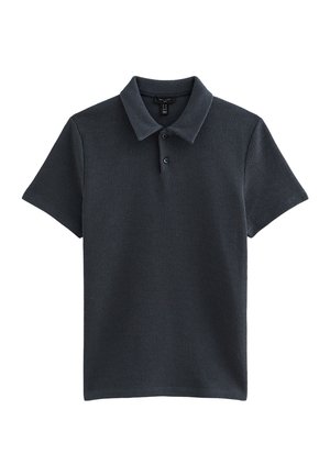 Donkergrijs poloshirt met korte mouwen, textuurrijk stof, twee knoopsluiting en klassieke kraag, plat uitgespreid op een witte achtergrond.