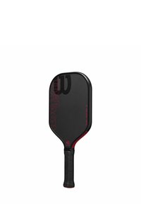 Zwarte Wilson pickleball paddle met een gestructureerde handgreep en rode accenten op de randen en het logo.