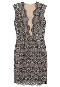 Spetsklänning i svart och nudefärgad, med djup V-ringning, kappärmar och scallopad fåll med intrikata blommönster.