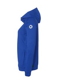 Blauwe zip-up jas van zacht materiaal, met een capuchon, zijzakken en een logo op de linkerschouder. Rekbare manchetten bij de pols.