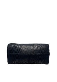 Borsa a mano in pelle di serpente nera con superficie texture, forma cilindrica e accenti lisci. Design compatto adatto per varie occasioni.