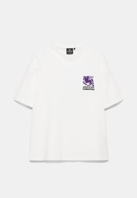 T-shirt blanc à manches courtes avec un petit cheval ailé violet et le texte « 04 Iron & Steam Industrial » sur le côté gauche de la poitrine.