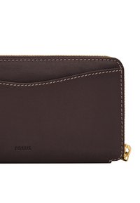 Portefeuille en cuir brun foncé avec une texture lisse, coins arrondis, fermeture éclair dorée, coutures contrastantes et logo en relief à l'avant.