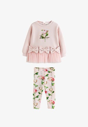 Różowa sukienka z długim rękawem z kwiatowym nadrukiem i trzema kokardami nad różową tiulową spódnicą, zestawiona z dopasowanymi legginsami z kwiatowym wzorem.