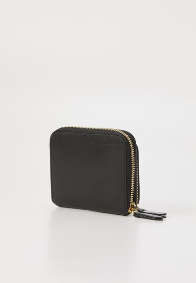 Portafoglio quadrato nero realizzato in materiale liscio con una zip dorata. Presenta un tirazip con frange e angoli arrotondati per un design elegante.