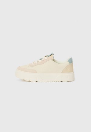 Beige und hellrosa Wildledersneaker mit einer klobigen weißen Sohle, runder Spitze und blauen Akzenten an der Ferse. Schnürdesign mit Perforationen.