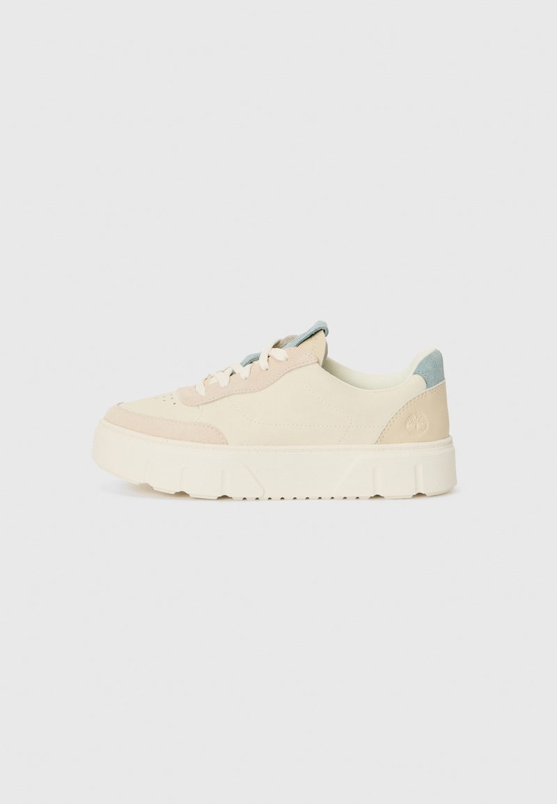 Beige og lys rosa semsket sneaker med en kraftig hvit såle, rund tå og blå detalj ved hælen. Snøredesign med perforeringer.