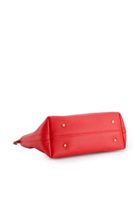 Rote Lederhandtasche mit strukturierter Form, ausgestattet mit goldfarbenen Nieten und einer strukturierten Oberfläche. Der Boden hat eine flache Basis für Stabilität.