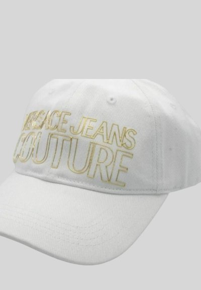Cappuccio da baseball bianco in cotone con ricamo "VERSACE JEANS COUTURE" in oro. Caratterizzato da una visiera curva e fori di ventilazione.