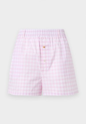 Ανδρικά μποξεράκια με ροζ και λευκό καρό σχέδιο, ελαστική μέση και δύο κουμπιά στο μπροστινό άνοιγμα, σε απλό φόντο.