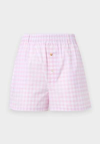 Caleçons pour hommes à carreaux rose et blanc avec ceinture élastique et deux boutons à l'avant, sur un fond uni.