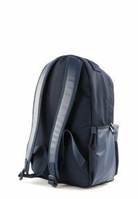 Sac à dos bleu marine en tissu texturé, avec bretelles rembourrées et une poche latérale. Dispose d'une forme structurée et d'un design minimaliste.