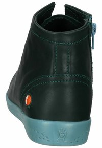 Stivaletto alla caviglia in pelle verde scuro con chiusura a zip, suola blu a contrasto e cuciture turchesi. Presenta un piccolo logo sul lato.