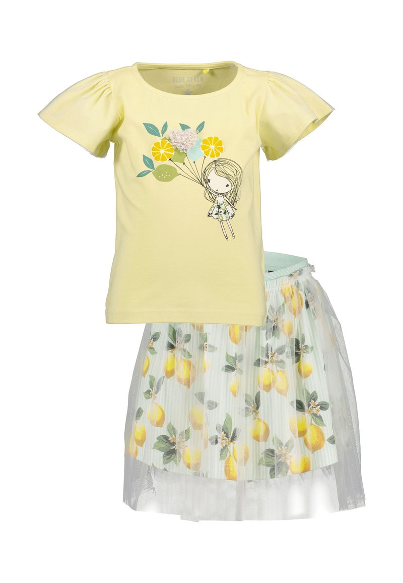 Gul bomuld T-shirt med pufærmer og citronmotiv, kombineret med et plisseret nederdel med citronmønster og tyl-overlay.