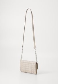 Borsa beige trapuntata con forma rettangolare, dotata di una tracolla con catena e una superficie liscia. Design elegante e compatto.