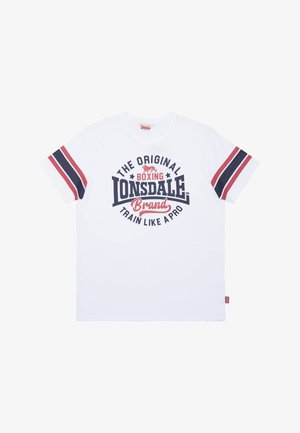 Biała koszulka z krótkim rękawem z czerwonymi i granatowymi paskami na rękawach, z napisem "Lonsdale Boxing Brand Train Like a Pro" oraz logo lwa na froncie.