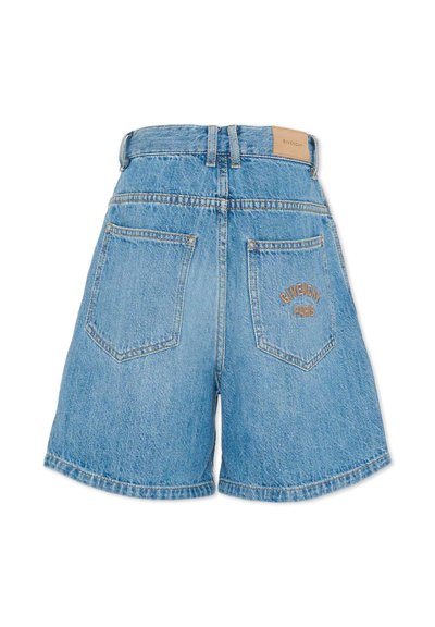 Short en jean bleu clair taille haute avec deux poches arrière, passants de ceinture et "Givenchy Paris" brodé sur la poche droite.