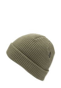 Berretto in maglia verde oliva, con una texture a coste, risvolto e un piccolo logo nero sul lato.