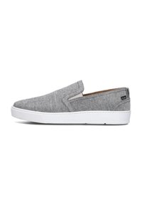 Grijze instap casual schoen met witte rubberen zool en stoffen bovenwerk, met elastische zijpanelen en een klein zwart 'CLAY' label op de hak.