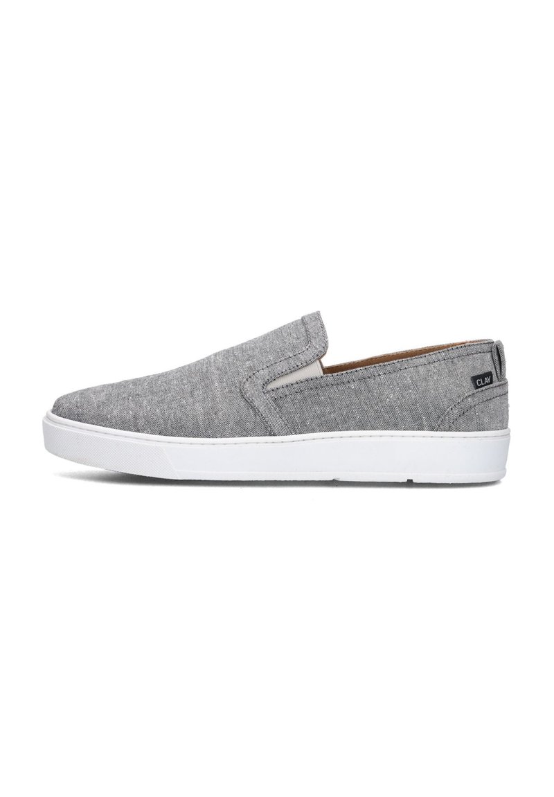 Grijze instap casual schoen met witte rubberen zool en stoffen bovenwerk, met elastische zijpanelen en een klein zwart 'CLAY' label op de hak.
