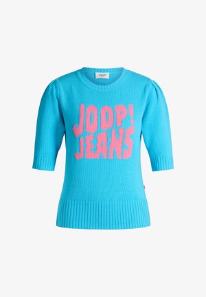 Jasnoniebieski sweter z dzianiny z bufkami na półdługich rękawach i napisem "JOOP! JEANS" dużymi różowymi literami z przodu.