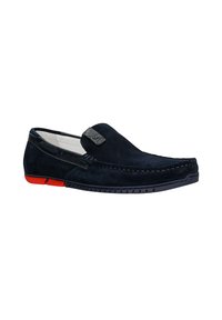 Námornické modré semišové boty na slip s šedým akcentem, červenou gumovou podrážkou a dekorativním prošíváním. Zaoblená špička a malý podpatek pro větší pohodlí.