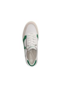 Baskets blanches avec des accents verts, tige perforée, languette rembourrée et détail de fermeture éclair sur le côté. Semelle en caoutchouc blanche épaisse.