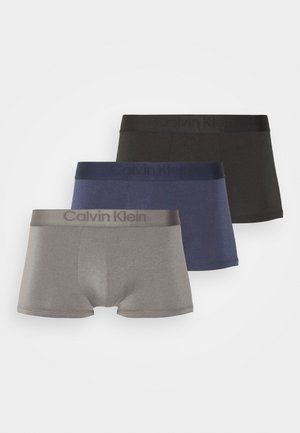 Tres pares de calzoncillos Calvin Klein en gris, azul marino y negro. Fabricados con un tejido suave y cinturillas elásticas que presentan el logo de la marca.