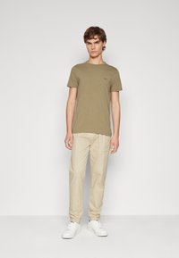 Calvin Klein Paprasti marškinėliai - delta green